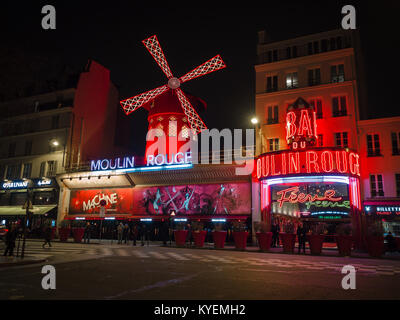 Paris, Frankreich - 7. Januar 2017: Moulin Rouge in der Nacht. Es ist ein berühmtes Kabarett 1889, Position im Viertel Montmartre. Stockfoto