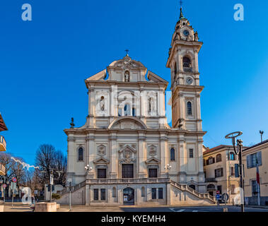 Italien Piemont Santena . Piazza della Libertà Parrisch Kirche SS. Pietro e Paolo Stockfoto