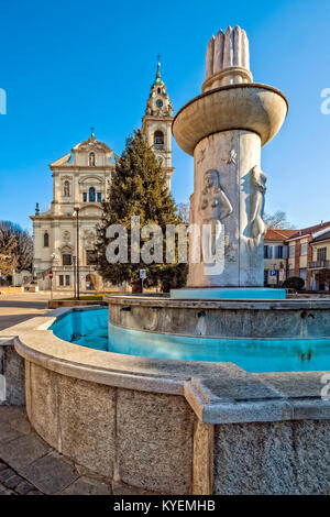 Italien Piemont Santena . Piazza della Libertà Parrisch Kirche SS. Pietro e Paolo und Springbrunnen Stockfoto