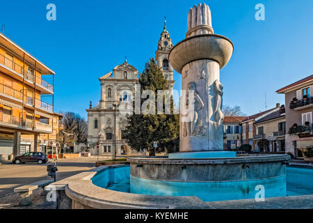 Italien Piemont Santena . Piazza della Libertà Parrisch Kirche SS. Pietro e Paolo und Springbrunnen Stockfoto