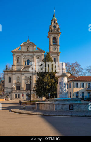 Italien Piemont Santena . Piazza della Libertà Parrisch Kirche SS. Pietro e Paolo und Springbrunnen Stockfoto