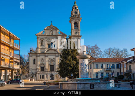 Italien Piemont Santena . Piazza della Libertà Parrisch Kirche SS. Pietro e Paolo und Springbrunnen Stockfoto