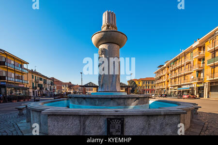 Italien Piemont Santena . Piazza della Libertà - Brunnen Stockfoto