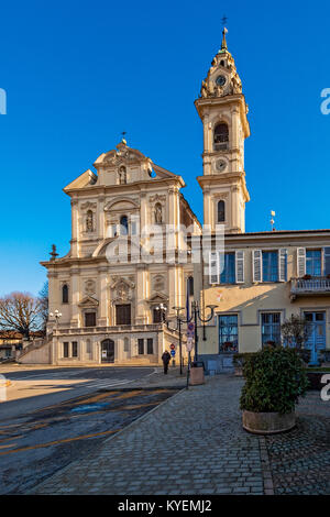 Italien Piemont Santena . Piazza della Libertà Parrisch Kirche SS. Pietro e Paolo und Rathaus Stockfoto