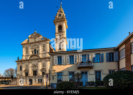 Italien Piemont Santena . Piazza della Libertà Parrisch Kirche SS. Pietro e Paolo und Rathaus Stockfoto