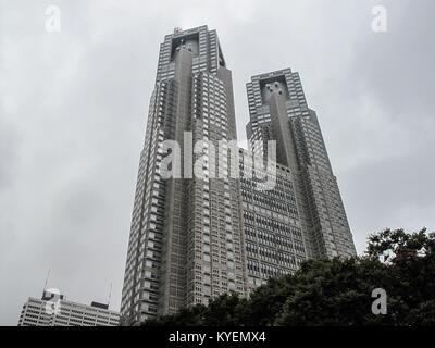 Ansicht von unten der Tokyo Metropolitan Government Building in der Shinjuku Station in Tokyo, Japan, 17. Oktober 2017. () Stockfoto