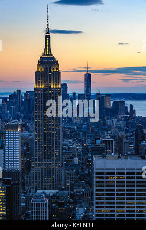 Die Skyline mit dem Empire State Building bei Sonnenuntergang in New York, USA Stockfoto
