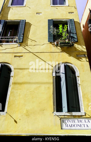 Venedig - März 9: Nahaufnahme eines venezianischen Haus mit typischen Windows, Venedig, Italien, März 9,2017. Stockfoto