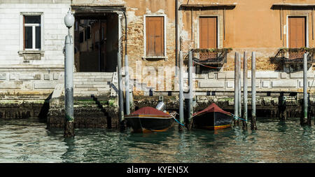 Venedig - 9. März: Alte Gebäude und Boote in einem venezianischen Kanal, Venedig, Italien, März 9,2017. Stockfoto