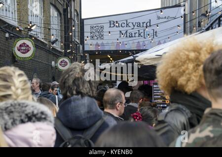 Große Masse der Käufer an der Brick Lane Market, einem wichtigen Einkaufsviertel und im freien Markt für gebrauchte Güter in Tower Hamlets, East London, Großbritannien, 29. Oktober 2017. () Stockfoto