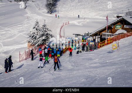 TODTNAUBERG, Deutschland - Dezember 17, 2016: Ski Tourismus im Schwarzwald an einem sonnigen Tag können überfüllt Skilifte führen. Durch die geringe Kapazität der w Stockfoto