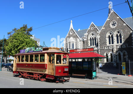 Eine der historischen Straßenbahnen in Christchurch, Südinsel, Neuseeland auf Worcester Boulevard in der Nähe des kunst-Galerie an einer Straßenbahnhaltestelle, während einer Stadtrundfahrt. Stockfoto