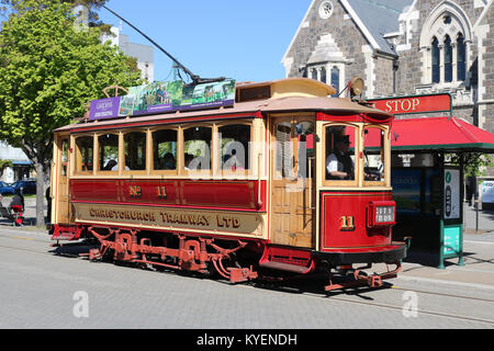 Eine der historischen Straßenbahnen in Christchurch, Südinsel, Neuseeland auf Worcester Boulevard in der Nähe des kunst-Galerie an einer Straßenbahnhaltestelle, während einer Stadtrundfahrt. Stockfoto