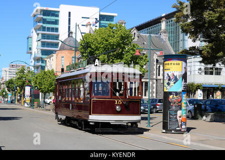 Eine der historischen Straßenbahnen in Christchurch, Südinsel, Neuseeland auf Worcester Boulevard in der Nähe der Kunst Galerie verlassen eine Straßenbahnhaltestelle, während auf Stadtrundfahrt. Stockfoto