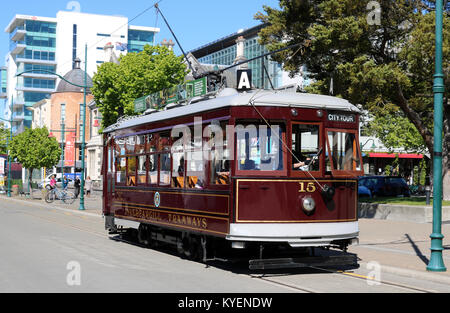 Eine der historischen Straßenbahnen in Christchurch, Südinsel, Neuseeland auf Worcester Boulevard in der Nähe der Kunst Galerie verlassen eine Straßenbahnhaltestelle, während auf Stadtrundfahrt. Stockfoto