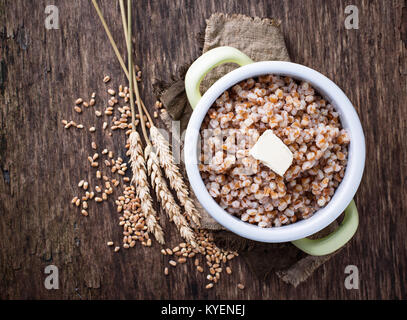 Gerste Porridge mit Butter in grün Topf Stockfoto