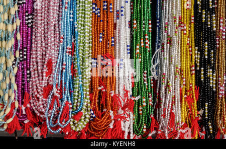 Viele Girlanden glitzernden hängen für Verkaufen im Stall in Rishikesh. Stockfoto