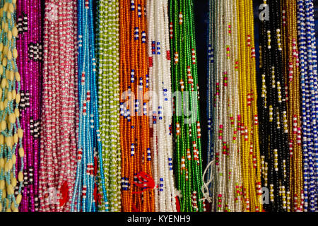 Viele Girlanden glitzernden hängen für Verkaufen im Stall in Rishikesh. Stockfoto