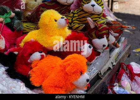 Gefüllte Stoff bunte Spielzeug Hunde in den lokalen Markt Stockfoto