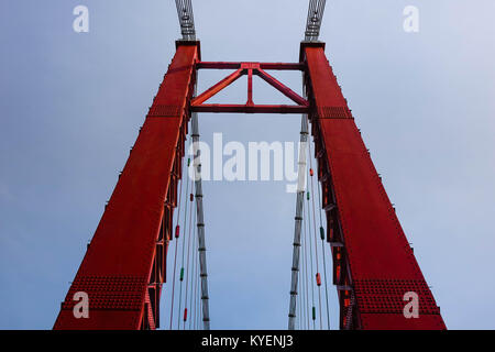 Symmetrische Ansicht Lakshman Jhula eine Zeichenfolge Brücke gegen den blauen Himmel. Stockfoto