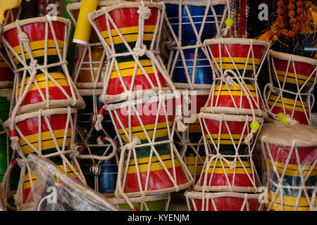 Vielen bunten damru eine Indische musikalische Handlich, klein aus Holz und Haut instrumen Drum gemacht. Stockfoto