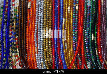 Viele Girlanden glitzernden hängen für Verkaufen im Stall in Rishikesh. Stockfoto