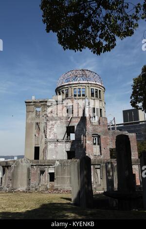 Hiroshima Peace Memorial (aka eine Bombe Dome), Teil des Hiroshima Peace Memorial Park, zum Gedenken an jene, die in der atomaren Bombardierung der Stadt starb, Hiroshima, Japan, 12. März 2014. () Stockfoto