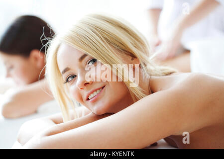 Close-up Portrait einer jungen schönen Frau im spa Stockfoto