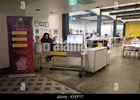 Eingang zum SAP-HanaHaus co-Arbeitsbereich an der Blauen Flasche Coffee Shop im Silicon Valley, Palo Alto, Kalifornien, Teil einer adaptiven wiederverwenden, die die Ehemalige Varsity Theater in ein gehobenes Cafe und HanaHouse co gedreht - Arbeitsbereich, 14. November 2017. () Stockfoto