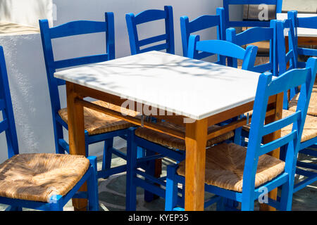 Tische und Stühle auf einer leeren Griechische Terrasse Stockfoto