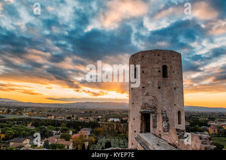 Spello, Perugia, Umbrien. Umbrien das grüne Herz Italiens. Spektakuläres Bild bei Sonnenuntergang auf die imposanten Türme von Minerva, alte Tor der Stadt. Stockfoto