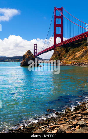 Golden Gate Bridge von der Nordseite an den Rand des Wassers gesehen. Aussichtspunkt für einen einzigartigen Blick auf die berühmten Span. Stockfoto