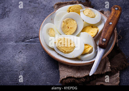 Gekochte Eier in Scheiben Huhn auf Platte Stockfoto