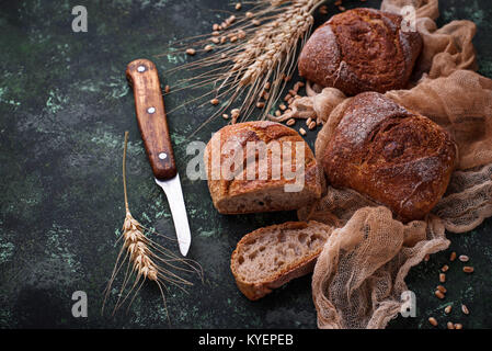 Frische, hausgemachte Brötchen auf rustikalen Hintergrund Stockfoto