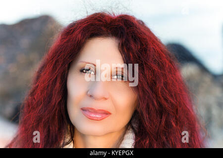 Menopausal Frau mit roter Kirsche Haare lächelnd Stockfoto