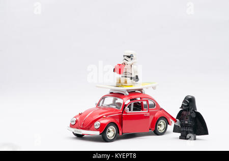 Lego Darth Vader, Storm Trooper Getränk, während Sie sitzen auf Volkswagen Dach. Stockfoto