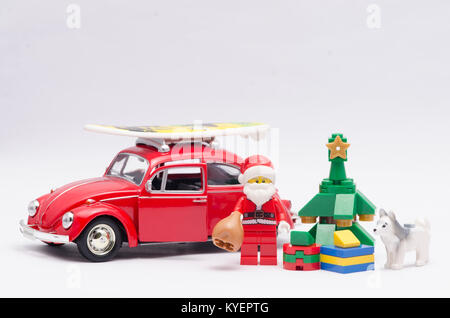 Santa Claus mit Volkswagen und Weihnachtsbaum auf weißem Hintergrund, Stockfoto