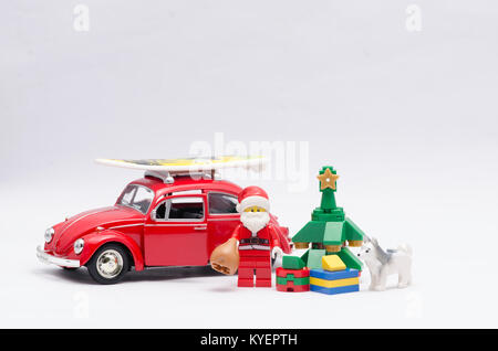 Santa Claus mit Volkswagen und Weihnachtsbaum auf weißem Hintergrund, Stockfoto