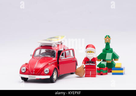 Santa Claus mit Volkswagen und Weihnachtsbaum auf weißem Hintergrund, Stockfoto