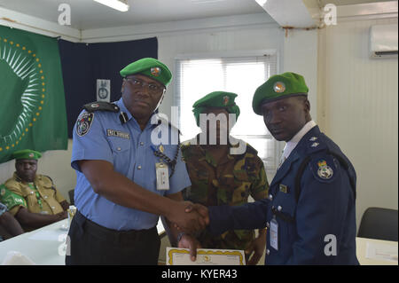 Die AMISOM Polizei Stabschef, Rex Dundun, vergibt ein Zertifikat bei einer Siegerehrung die Abfahrt von einem Kontingent von Polizisten aus Sierra Leone an der AMISOM Hauptsitz in Mogadischu, Somalia, am 26. August 2017. Die AMISOM Foto Stockfoto