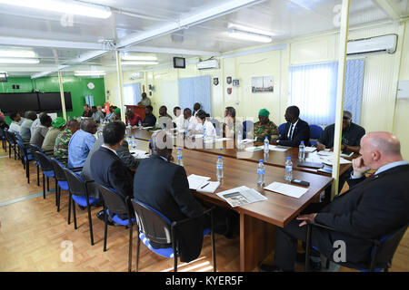Teilnehmer der Vereinten Nationen und der Mission der Afrikanischen Union in Somalia (AMISOM) nehmen am 7. September 2017 an einer Sitzung der zivil-militärischen Arbeitsgruppe in Mogadischu, Somalia, Teil. Stockfoto