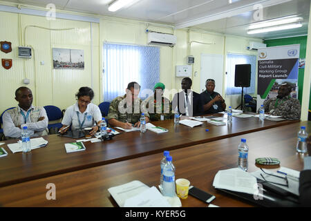 Teilnehmer der Vereinten Nationen und der Mission der Afrikanischen Union in Somalia (AMISOM) nehmen am 7. September 2017 an einer Sitzung der zivil-militärischen Arbeitsgruppe in Mogadischu, Somalia, Teil. Stockfoto
