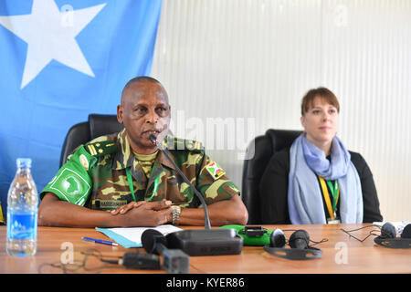 Generalmajor Salvatore Harushimana, die AMISOM Deputy Force Commander verantwortlich für Support und Logistik, Adressen Offiziere aus verschiedenen Somalias Sicherheitsinstitutionen an der AMISOM Ausbildung der Ausbilder Kurs zur Verhinderung der Rekrutierung und den Einsatz von Kindersoldaten in bewaffneten Konflikten in Mogadischu, Somalia am 17. September 2017. Die AMISOM Foto/Omar Abdisalan Stockfoto