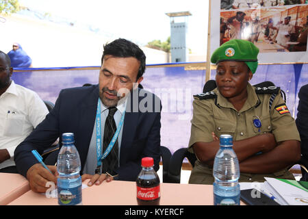 Mohamed Farooqui, Leiter des Büros der Vereinten Nationen für Projektdienste (UNOPS), Christine Alalo AMISOM Stellvertretender Polizeichef (rechts) die Übergabe eines renovierten Polizeistation, die am 9. Oktober 2017 Jubbaland Staatsbeamte in Kismayo, Somalia teilzunehmen. UN-Foto Stockfoto