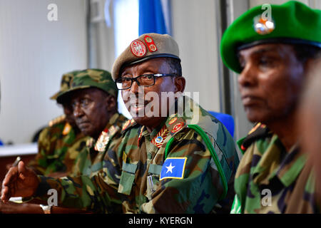 Major General Abdiweli Jama Gorod, dem neu ernannten somalischen Chef der Streitkräfte während einer Sitzung mit Generalleutnant Osman Noor Soubagleh, die Mission der Afrikanischen Union in Somalia (AMISOM) Force Commander und anderen hochrangigen Offizieren an die AMISOM Hauptquartieren in Mogadischu am 23. Oktober 2017 spricht. Die AMISOM Foto/Ilyas Ahmed Stockfoto