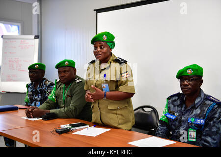 Die Mission der Afrikanischen Union in Somalia (AMISOM) Stellvertretender Polizeichef, Christine Alalo spricht bei der Abschlussfeier einer Induktion Schulung für die AMISOM neu einzelne Polizeibeamte (IPOs) in Mogadischu am 27. Oktober 2017 eingesetzt. Die AMISOM Foto/Ilyas Ahmed Stockfoto