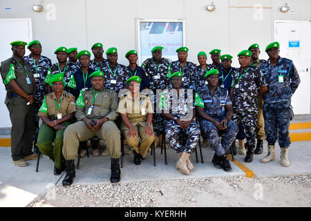 Neu bereitgestellten einzelnen Polizeibeamten (IPOs), im Rahmen der Mission der Afrikanischen Union in Somalia (AMISOM) in ein Gruppenfoto mit der AMISOM Stellvertretender Polizeichef, Christine Alalo am Ende der Abschlussveranstaltung einer Induktion Schulung in Mogadischu am 27. Oktober 2017. Die AMISOM Foto/Ilyas Ahmed Stockfoto