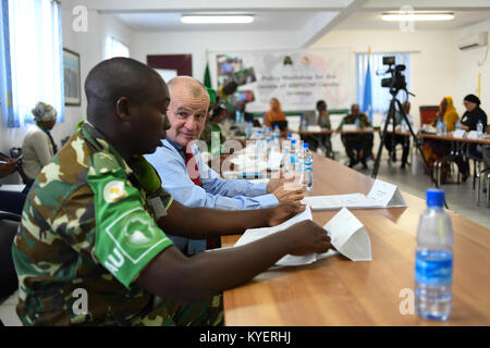 Die Teilnehmer treffen sich am 31. Oktober 2017 in Mogadischu, Somalia, zu einem Workshop, der auf die Überprüfung und Aktualisierung der Gender-Mainstreaming-Strategie der Mission der Afrikanischen Union in Somalia (AMISOM) abzielt. Die Veranstaltung konzentrierte sich auf die Einbeziehung geschlechtsspezifischer Fragen in die AMISOM-Operationen. Stockfoto