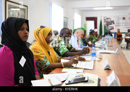 Teilnehmer, die am 31. Oktober 2017 an einem Workshop in Mogadischu teilnahmen, um die Strategie der Mission der Afrikanischen Union in Somalia (AMISOM) für das Gender-Mainstreaming zu überprüfen und zu aktualisieren. Das Bild zeigt die wichtigsten Momente des Workshops. Stockfoto