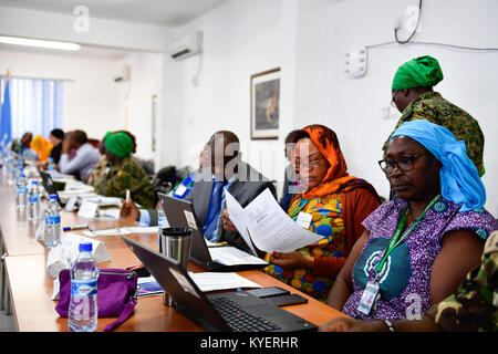 Teilnehmer an einem Workshop in Mogadischu am 31. Oktober 2017 über die Gender-Mainstreaming-Strategie für die Mission der Afrikanischen Union in Somalia (AMISOM). Im Mittelpunkt der Veranstaltung standen die Gleichstellung der Geschlechter und die Stärkung der Rolle der Frauen in Somalia. Stockfoto
